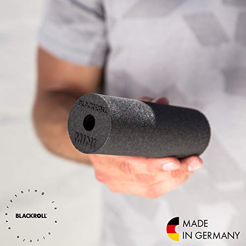 BLACKROLL® MINI Faszienrolle (15 x 5 cm), selbstmassierende Fitness-Rolle, handlich für unterwegs, mittlere Härte, Made in Germany, Schwarz/Grün